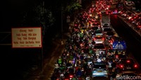 Banyak pengendara memilih bersabar menunggu arus bergerak sedikit demi sedikit, sementara sebagian lainnya mencoba mencari jalan alternatif untuk keluar dari antrean panjang.