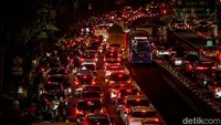 Hingga kini kemacetan belum terurai.