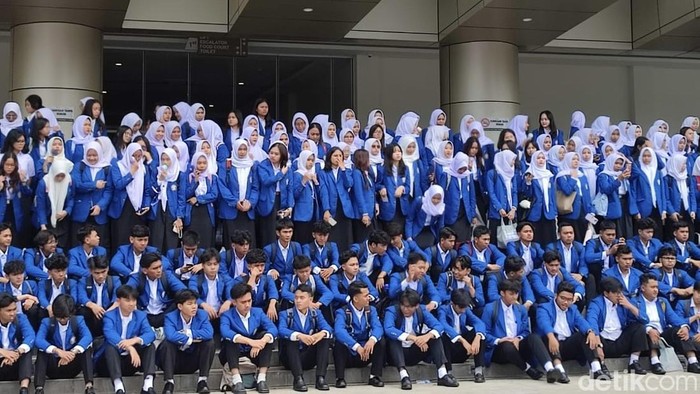 Mahasiswa baru Undip mengenakan jas almamater berwarna biru kobalt di Muladi Dome Undip, Kecamatan Tembalang, Kamis (25/9/2025).