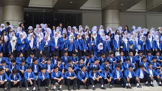 Mahasiswa baru Undip mengenakan jas almamater berwarna biru kobalt di Muladi Dome Undip, Kecamatan Tembalang, Kamis (25/9/2025).