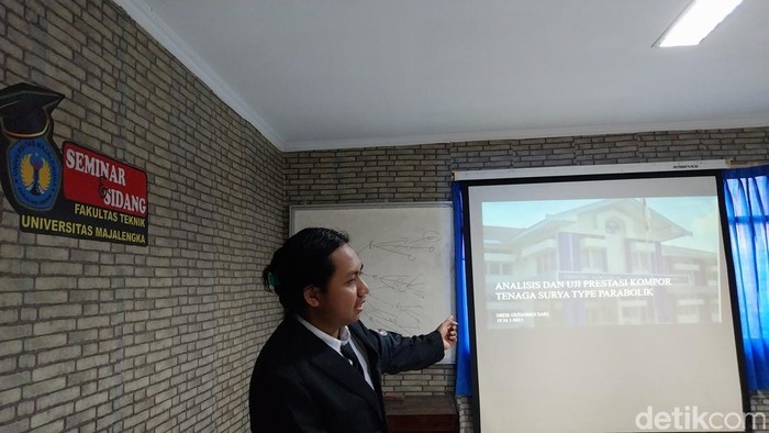 Mahasiswa Fakultas Teknik Universitas Majalengka Dede Gunawan Sari saat sidang skripsi.