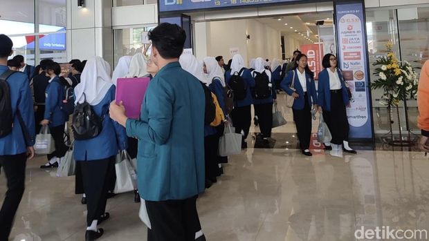 Mahasiswa Undip mengenakan jas almamater berwarna hijau emeral dan biru kobalt di Muladi Dome Undip, Kecamatan Tembalang, Kamis (25/9/2025).
