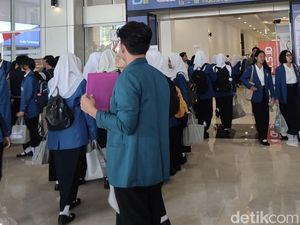 Mahasiswa Nggak Happy Jas Almamater Undip Jadi Biru Kobalt, Kenapa?