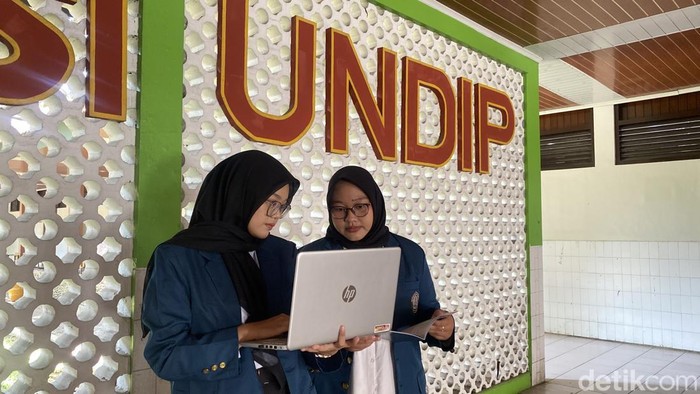 Mahasiswa Undip mengenakan jas almamater berwarna hijau emeral di Kampus Undip Pleburan, Kecamatan Semarang Selatan, Kamis (25/9/2025).