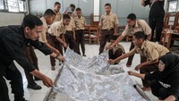 Siswa manjahit kain motif marbling suminagashi atau teknik melukis kain di atas air untuk kain batik seragam sekolah di SMK Negeri I Plupuh, Sragen, Jawa Tengah. ANTARA FOTO /Mohammad Ayudha