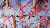 Sekolah setempat membuat seragam batik mandiri dari hasil karya siswa untuk dikenakan setiap hari Kamis dengan tujuan mengasah kreativitas anak serta mengajak siswa menghargai hasil karya seni. ANTARA FOTO /Mohammad Ayudha