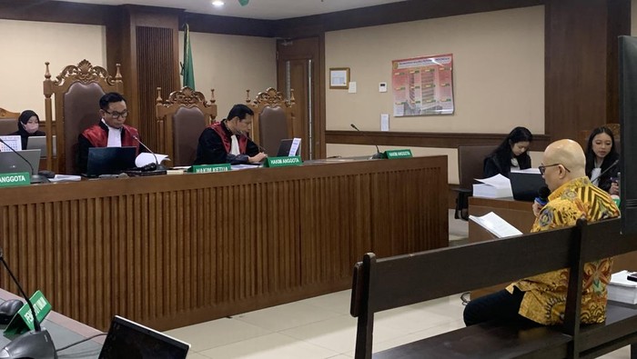 Mantan Direktur Utama PT Taspen ANS Kosasih membacakan pleidoi pribadinya di Pengadilan Tipikor Jakarta Pusat. (Mulia Budi/detikcom)