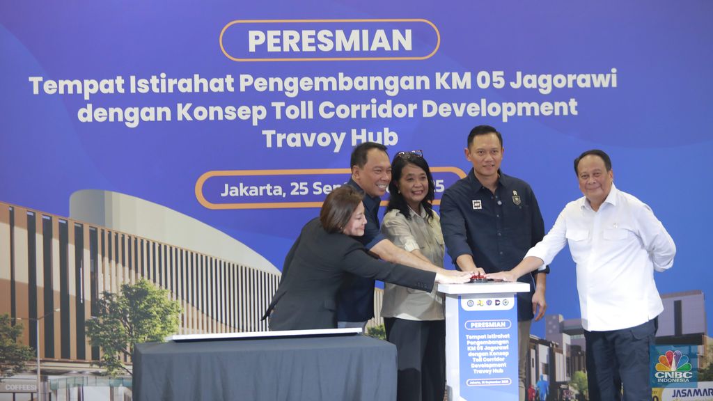Menteri Koordinator Bidang Infrastruktur dan Pembangunan Kewilayahan (Menko AHY) Agus Harimurti Yudhoyono (kedua kanan) didampingi (kiri-kanan) Managing Director (MD) Business 3 Danantara Febriany Eddy, Direktur Utama PT Jasa Marga (Persero) Tbk, Rivan A Purwantono, Wakil Menteri PU RI, Diana Kusumastuti, dan Wamenhub RI,Suntana dalam Peresmian tempat istirahat pengembangan KM 05 Jagorawi dengan kosep toll corridor development Travoy Hub di Kawasan Travoy Hub TMII, Jakarta, Kamis, (25/9/2025). (CNBC Indonesia/Muhammad Sabki)