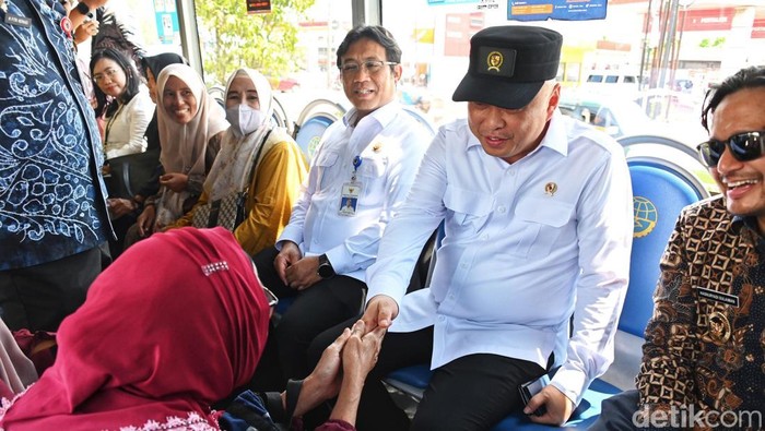 Menteri Perhubungan (Menhub) Dudy Purwagandhi memuji Pemprov Kalsel soal transportasi umum. Bahkan bisa menjadi contoh untuk daerah lainnya.
