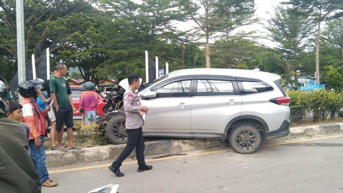 Mobil di Kolaka terlibat tabrakan beruntun hingga satu pemotor luka.