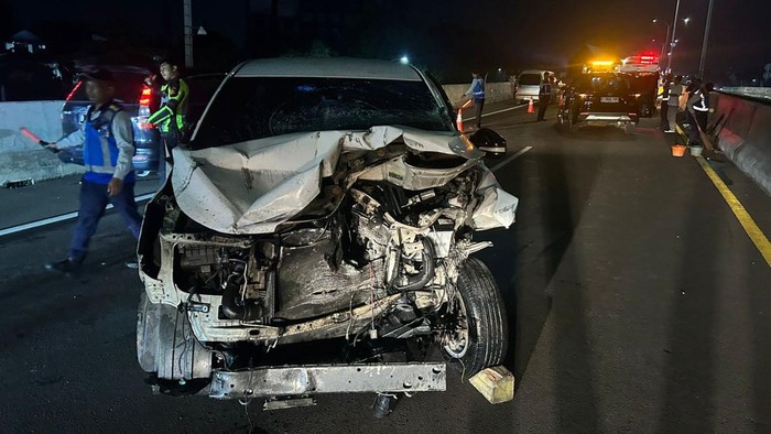 Mobil Innova ringsek usai terlibat kecelakaan beruntun di Tol BORR, Rabu (24/9/2025) malam.