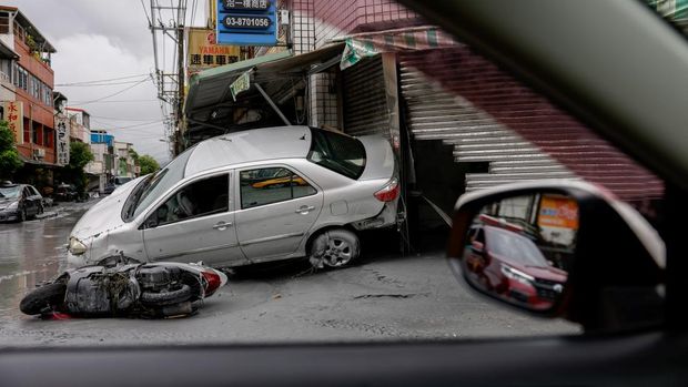 Mobil-mobil yang rusak tergeletak, menyusul banjir yang dibawa oleh Topan Super Ragasa di Hualien, Taiwan, 24 September 2025. (REUTERS/Ann Wang)