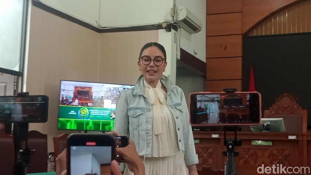 Outfit Nikita Mirzani Kembali Curi Perhatian Saat Sidang