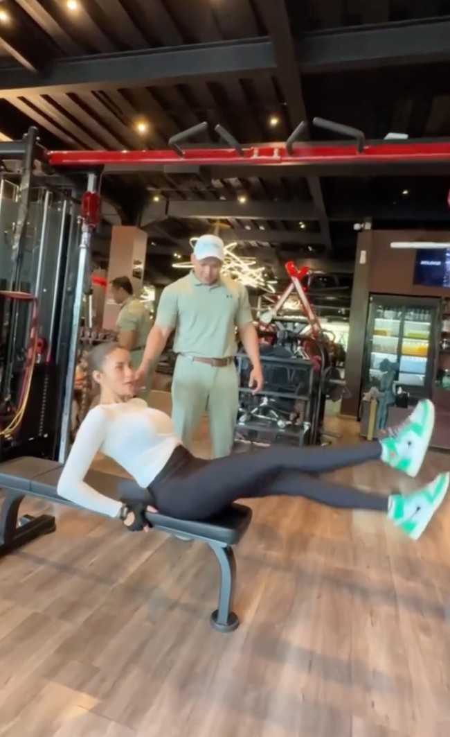 Olla tampil mengenakan busana olahraga ketat berupa atasan lengan panjang cropped warna putih dan celana legging hitam. Busana tersebut jelas memperlihatkan lekuk tubuh dan perut rata yang dimilikinya. Foto: Instagram/@ollaramlan