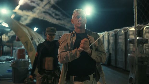 Cuplikan adegan dalam film One Battle After Another (2025).