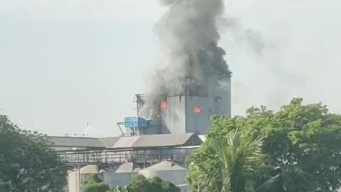 Pabrik tepung Sorini di Pasuruan kebakaran.