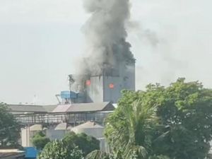 3 Karyawan Terluka Akibat Kebakaran Pabrik Sorini Pasuruan