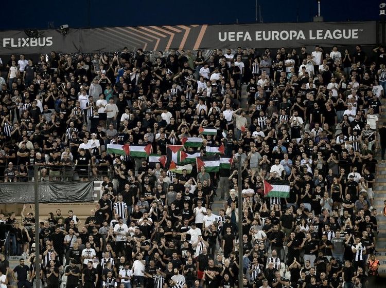 Foto: Bendera Palestina saat Klub Israel Main di Liga Europa