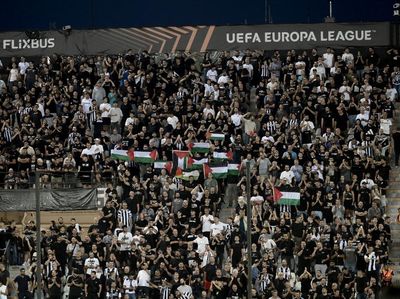 Foto: Bendera Palestina saat Klub Israel Main di Liga Europa