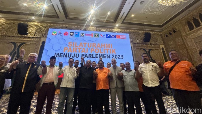 Sejumlah petinggi partai politik (parpol) non-parlemen mengumumkan pembentukan Sekretariat Bersama (Sekber) Gerakan Kedaulatan Suara Rakyat. (Kadek/detikcom)