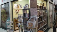 Pengunjung juga bisa meperoleh buku-buku edisi jadul yang mungkin tidak ditemukan lagi di pasaran umum. Salah satunya di Book Faculty yang menyediakan buku sejarah, komik, dan buku anak-anak dari luar negeri. (Qonita Hamidah/detik travel)
