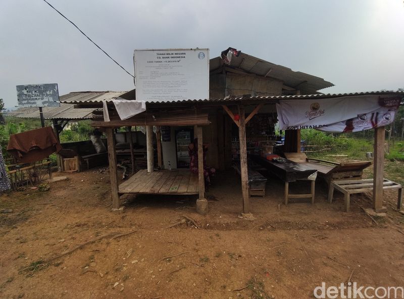 Pelang bertuliskan status tanah rampasan negara di Bogor