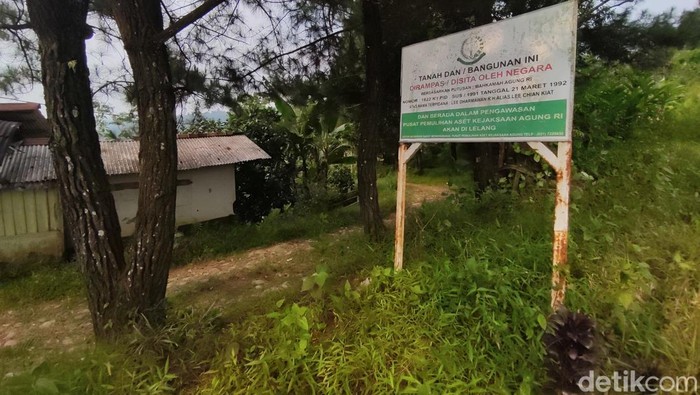 Pelang bertuliskan status tanah rampasan negara di Bogor