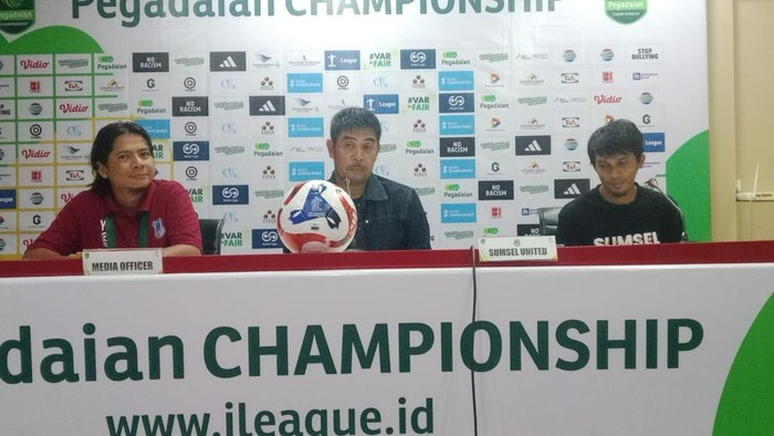 Pelatih Kepala Nilmaizar saat konferensi pers