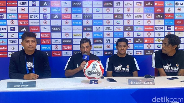 Pelatih Semen Padang FC Eduardo Almeida (pegang mic) targetkan kemenangan saat menjamu Bali United, besok. (Jeka Kampai/detikSumut)