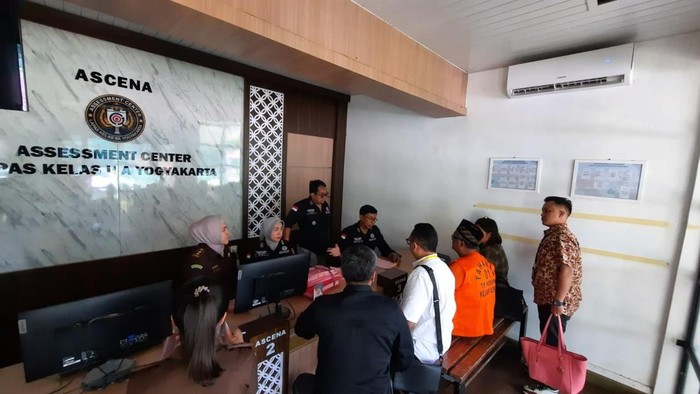 Pelimpahan Lurah Tegaltirto Sarjono beserta barang bukti kepada Penuntut Umum Kejaksaan Negeri Sleman, Rabu (24/9).