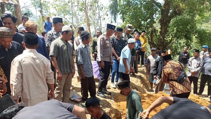Pemakaman bocah SD korban pembacokan brutal di Pacitan