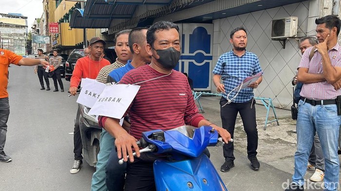Pemeran pengganti NS bersama rekannya dan kekasihnya saat mengikuti rekontruksi. (Finta Rahyuni/detikSumut)