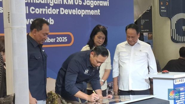 Pemerintah bersama PT Jasa Marga Tbk (Persero) meresmikan rest area terpadu yakni Tempat Istirahat Pengembangan (TIP) di Stasiun LRT Taman Mini sekaligus rest area KM 05 Tol Jagorawi, Kamis (25/9/2025). (CNBC Indonesia/Chandra Dwi Pranata)