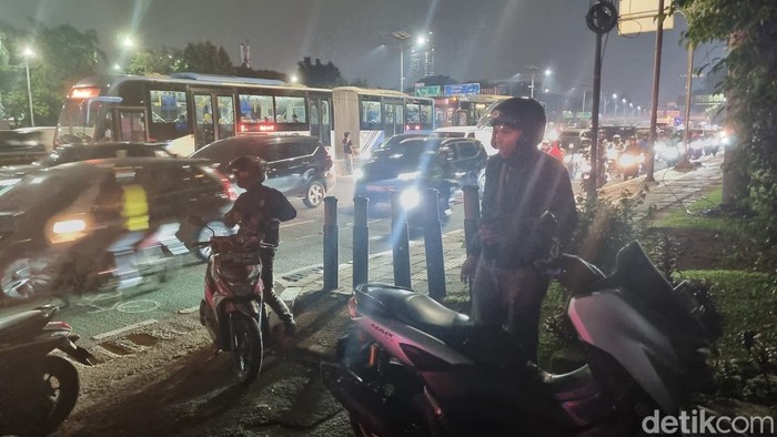 Pemotor ini memilih menepi sejenak untuk istirahat karena Jalan Gatsu macet malam ini (Taufiq Syarifuddin/detikcom)