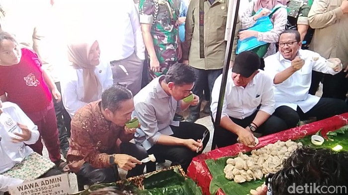 Wakil Presiden Gibran saat menikmati pempek tumpah di Pasar 16 Ilir Palembang