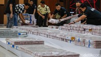 Barang bukti uang tunai dalam pecahan Rp100 ribu dan Rp50 ribu ditampilkan dalam jumpa pers di Bareskrim, Kamis (25/9/2025).