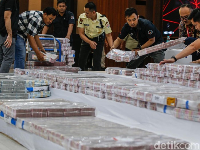 Barang bukti uang tunai dalam pecahan Rp100 ribu dan Rp50 ribu ditampilkan dalam jumpa pers di Bareskrim, Kamis (25/9/2025).