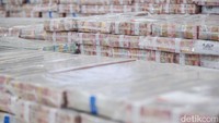 Uang tersebut disusun rapi dalam plastik bening bersama sejumlah barang bukti digital.
