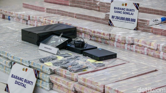 Barang bukti uang tunai dalam pecahan Rp100 ribu dan Rp50 ribu ditampilkan dalam jumpa pers di Bareskrim, Kamis (25/9/2025).