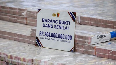 Penampakan Barbuk Rp204 Miliar Hasil Pembobolan Rekening Bank BUMN