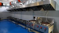 Kompor dan peralatan dapur dibiarkan tak terpakai usai dapur dihentikan operasinya di Bandung, Jawa Barat, Kamis (25/9/2025). Penutupan dilakukan setelah ratusan siswa keracunan makanan dari program makan bergizi gratis. REUTERS/Willy Kurniawan  