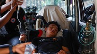 Nandar Maulana (17) terbaring di dalam ambulans saat dirujuk ke rumah sakit regional di Bandung, Jawa Barat, Kamis (25/9/2025). Ia menjadi salah satu korban keracunan massal setelah menyantap makanan dari program makan bergizi gratis. REUTERS/Willy Kurniawan  