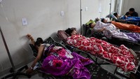 Sejumlah siswa beristirahat di atas velbed saat mendapat perawatan di RS Cililin, Bandung, Jawa Barat, Kamis (25/9/2025). Mereka mengalami keracunan setelah menyantap makanan dari program makan bergizi gratis. REUTERS/Willy Kurniawan  