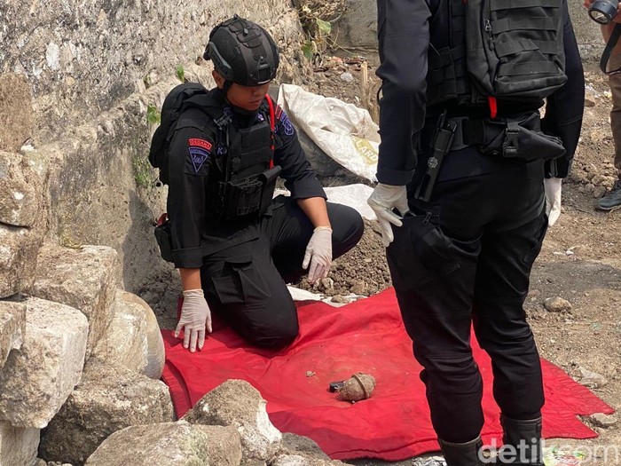 Penemuan benda diduga granat di Lamongan