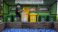 Pengurus Bank Sampah Wilayah Masyarakat Pengelola Daur Ulang Sampah (Wiralodra) memilah sampah yang dikumpulkan oleh warga di desa Balongan, Indramayu, Jawa Barat. Foto: ANTARA FOTO/Dedhez Anggara