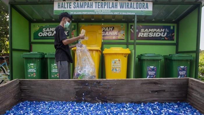 Pengurus Bank Sampah Wilayah Masyarakat Pengelola Daur Ulang Sampah (Wiralodra) menuangkan minyak jelantah yang dikumpulkan oleh warga di desa Balongan, Indramayu, Jawa Barat, Rabu (24/9/2025). PT Kilang Pertamina Internasional (KPI) Unit Balongan mengembangkan program ekosistem berkelanjutan melalui Bank Sampah Wiralodra dengan menukarkan sampah plastik dan minyak jelantah atau used cooking oil (UCO) dengan telur ayam sebagai langkah nyata dalam mendukung ekonomi sirkular. ANTARA FOTO/Dedhez Anggara/nz.