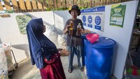 PT Kilang Pertamina Internasional (KPI) Unit Balongan mengembangkan program ekosistem berkelanjutan melalui Bank Sampah Wiralodra dengan menukarkan sampah plastik dan minyak jelantah atau used cooking oil (UCO) dengan telur ayam sebagai langkah nyata dalam mendukung ekonomi sirkular.  Foto: ANTARA FOTO/Dedhez Anggara
