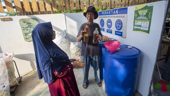 Pengurus Bank Sampah Wilayah Masyarakat Pengelola Daur Ulang Sampah (Wiralodra) menuangkan minyak jelantah yang dikumpulkan oleh warga di desa Balongan, Indramayu, Jawa Barat, Rabu (24/9/2025). PT Kilang Pertamina Internasional (KPI) Unit Balongan mengembangkan program ekosistem berkelanjutan melalui Bank Sampah Wiralodra dengan menukarkan sampah plastik dan minyak jelantah atau used cooking oil (UCO) dengan telur ayam sebagai langkah nyata dalam mendukung ekonomi sirkular. ANTARA FOTO/Dedhez Anggara/nz.
