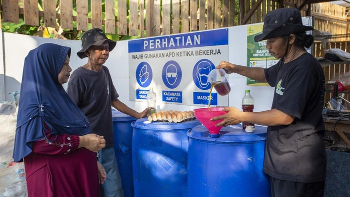 Pengembangan ekosistem berkelanjutan Kilang Pertamina Balongan Pengurus Bank Sampah Wilayah Masyarakat Pengelola Daur Ulang Sampah (Wiralodra) menuangkan minyak jelantah yang dikumpulkan oleh warga di desa Balongan, Indramayu, Jawa Barat, Rabu (24/9/2025). PT Kilang Pertamina Internasional (KPI) Unit Balongan mengembangkan program ekosistem berkelanjutan melalui Bank Sampah Wiralodra dengan menukarkan sampah plastik dan minyak jelantah atau used cooking oil (UCO) dengan telur ayam sebagai langkah nyata dalam mendukung ekonomi sirkular. ANTARA FOTO/Dedhez Anggara/nz.