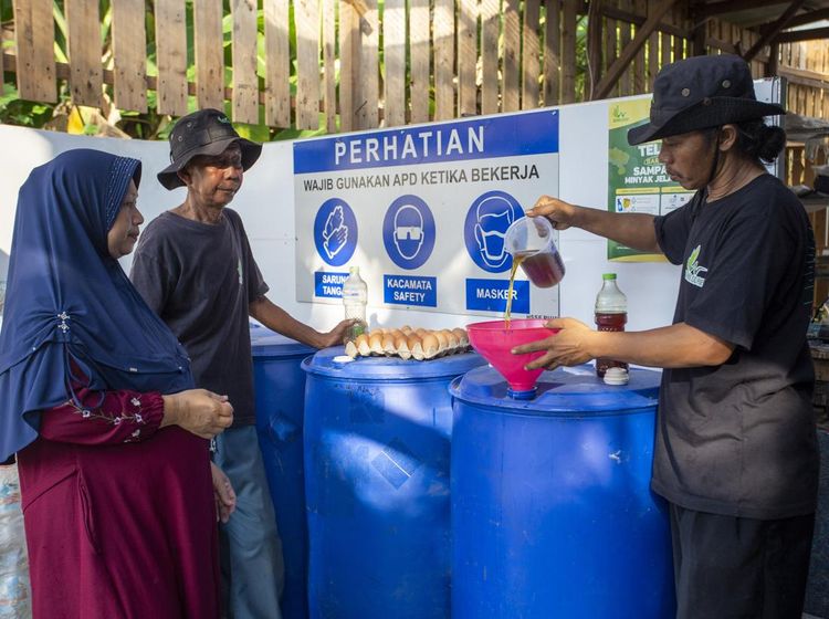 Ekonomi Sirkular di Indramayu: Sampah Ditukar Telur Ayam